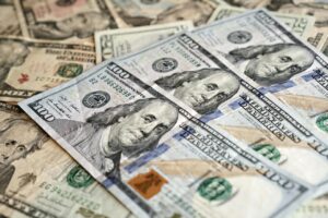 Dólar inicia la jornada con leve descenso frente al sol en medio de volatilidad económica