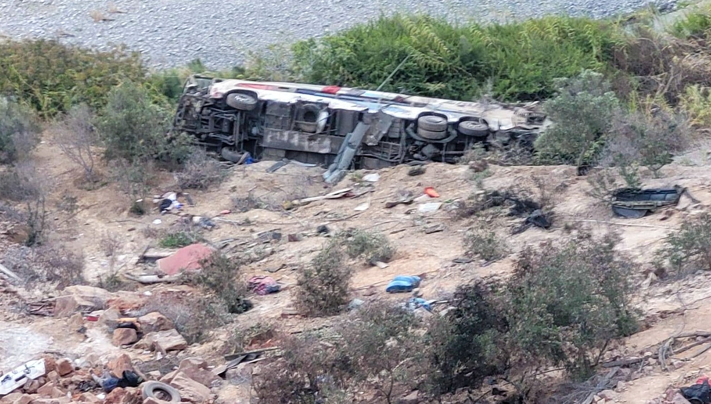 Al menos 37 muertos y decenas de heridos tras la caída de un bus en un barranco de más de 200 metros en la Panamericana Sur