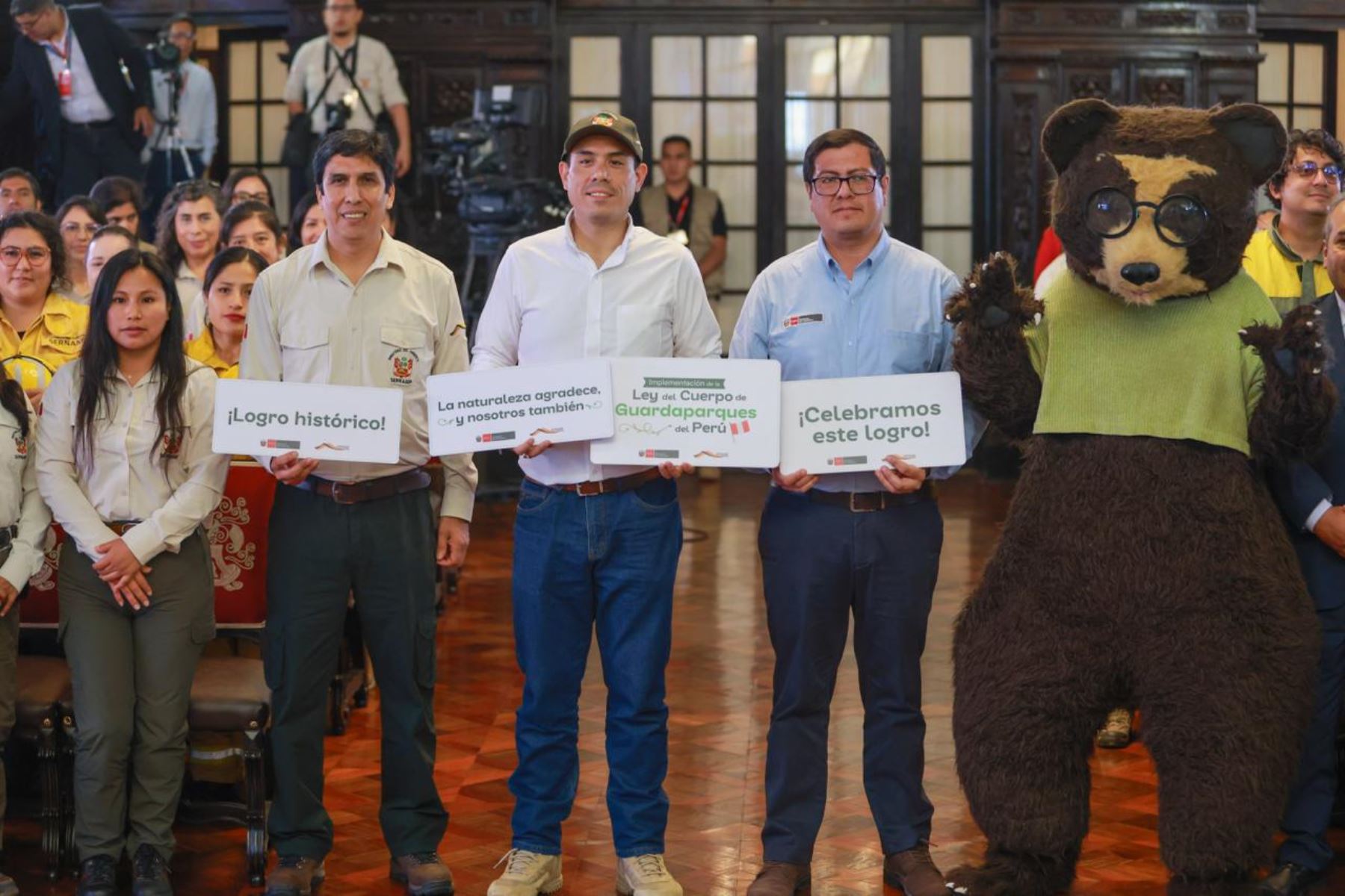 Presidente José Jerí Oré participa en ceremonia de implementación de la nueva escala remunerativa y firma de contratos para guardaparques
