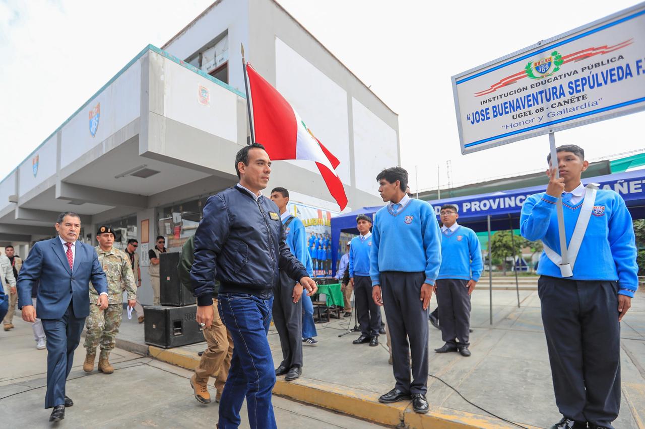Presidente Jerí encabeza izamiento del pabellón y entonación del Himno Nacional en colegio emblemático