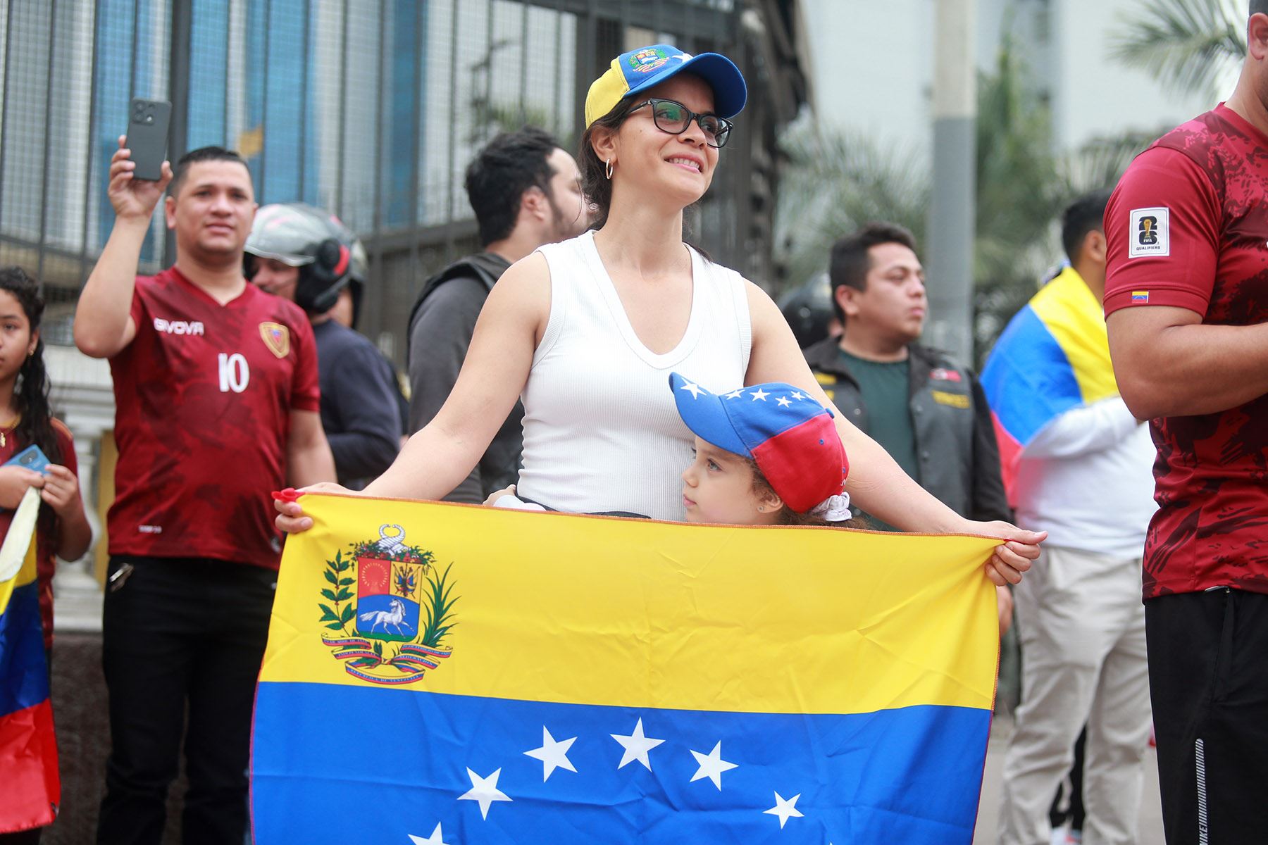 Jubilo e incertidumbre en Lima: Cientos de venezolanos se concentran frente a su embajada tras la caída de Maduro