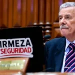 Rospigliosi le exige a Balcázar entregar la banda el 27 de julio.Los constitucionalistas dicen que eso viola la Constitución.