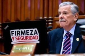 Rospigliosi le exige a Balcázar entregar la banda el 27 de julio.Los constitucionalistas dicen que eso viola la Constitución.