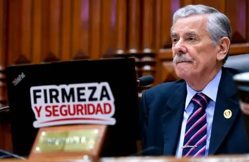 Rospigliosi le exige a Balcázar entregar la banda el 27 de julio.Los constitucionalistas dicen que eso viola la Constitución.